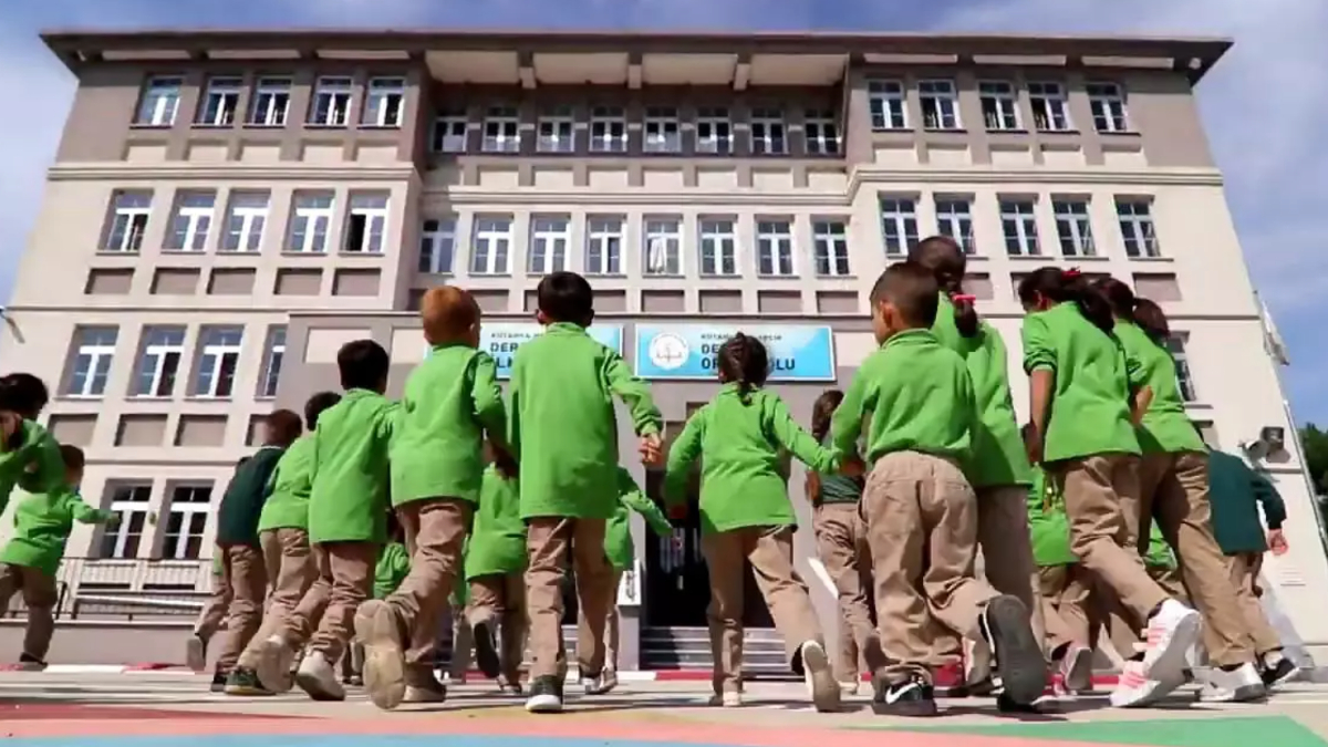 Öğrenciler bu haberi bekliyordu! MEB duyurdu! Okulların kapanacağı tarih belli oldu