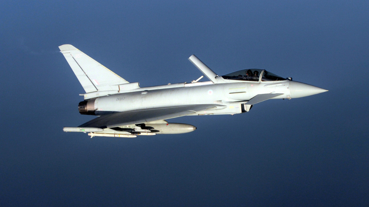 İngiltere'nin Eurofighter Typhoon savaş uçakları Polonya'da konuşlandırıldı