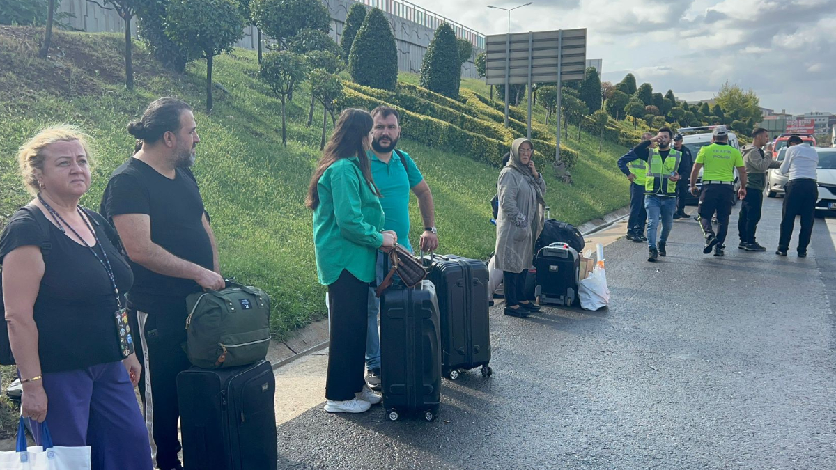 Anadolu TEM Otoyolu'nda trafik kazası! Vatandaşlar valizle yarı yolda bekledi...