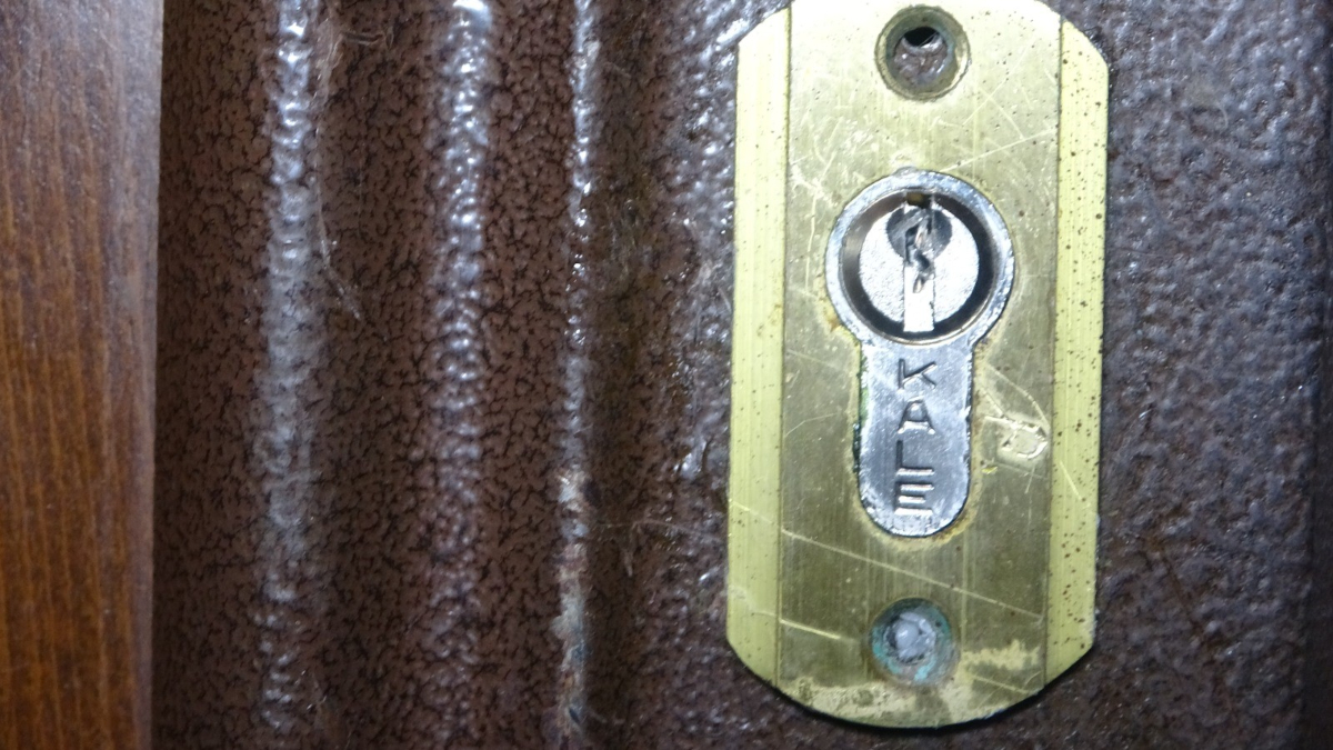 İstanbul'da ev sahibi kiracılarına sinirlendi anahtar girişine yapıştırıcı sürdü