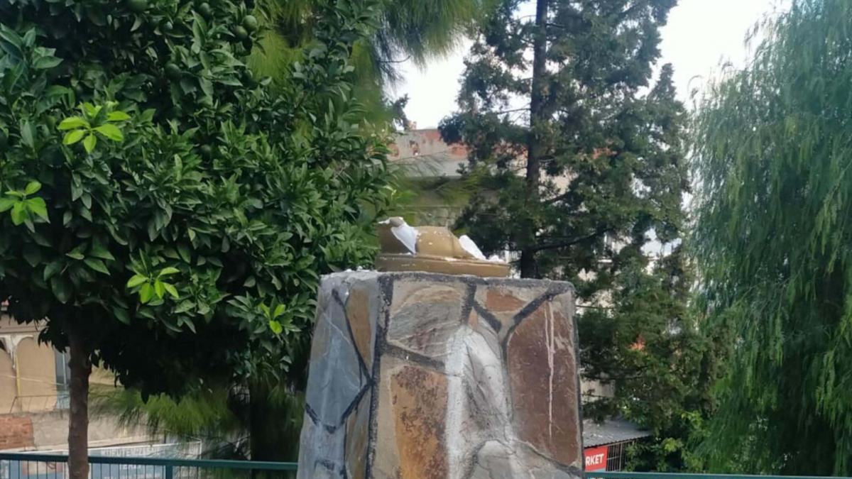 İzmir'de Atatürk büstü hedef alındı