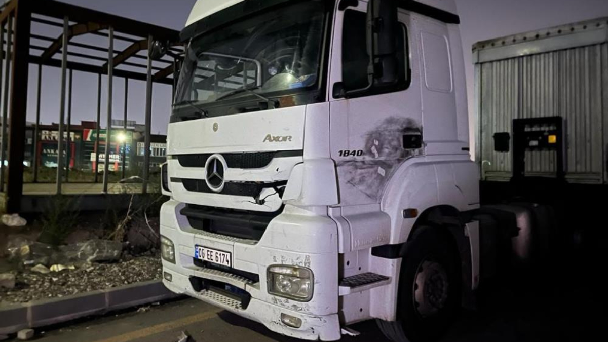 Ankara'da bir kişi tır ile dorse arasında sıkıştı