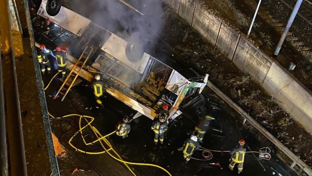 İtalya'da otobüs kazasında 20 kişi öldü