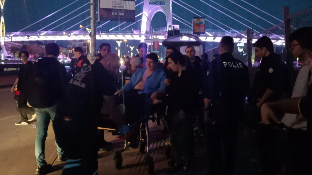 Kocaeli'de durakta beklerken bıçaklanan kişi ambulansa gülerek bindi