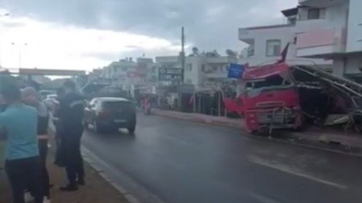 Mersin'de kontrolden çıkan tır mağazaya daldı: 7 yaralı