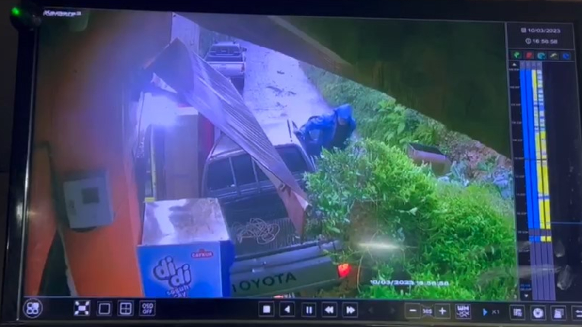 Rize'de kayan toprak, altına aldığı aracı sürükledi