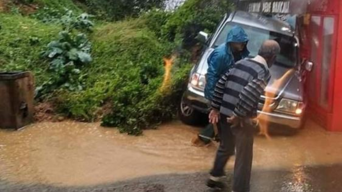 Rize'de şiddetli yağışın ardından heyelan: Köy yolları ulaşıma kapandı