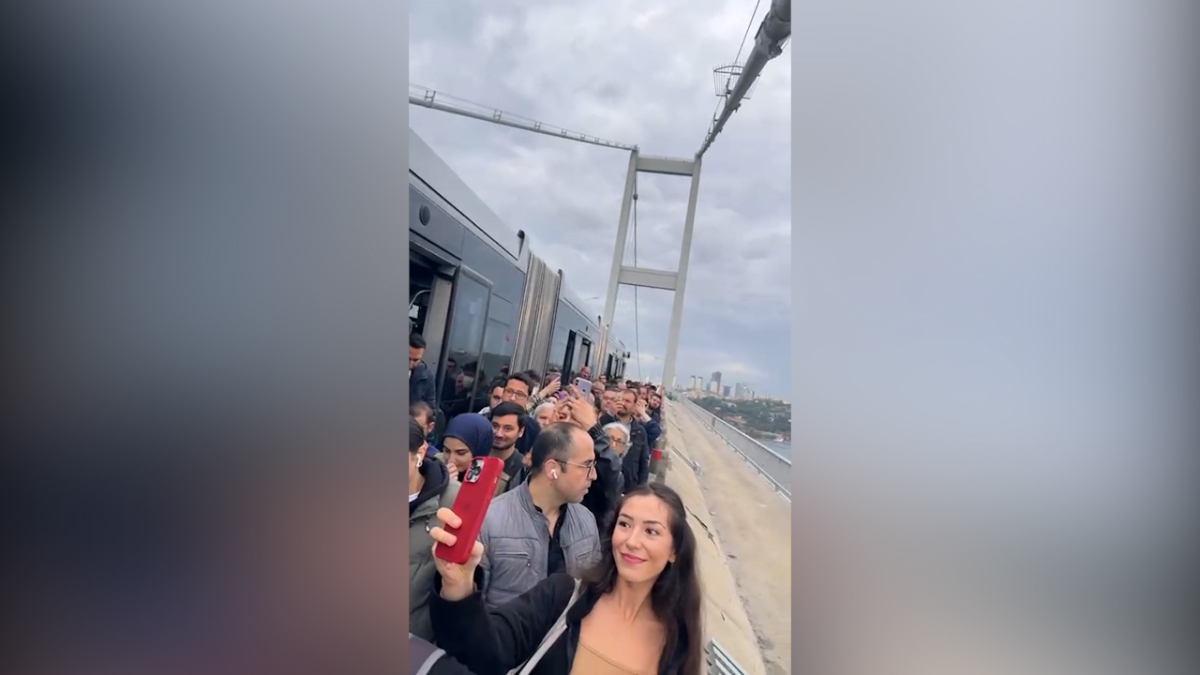 İstanbul'da toplu taşıma arızası! Metrobüs 15 Temmuz Şehitler Köprüsü'nde arızalandı