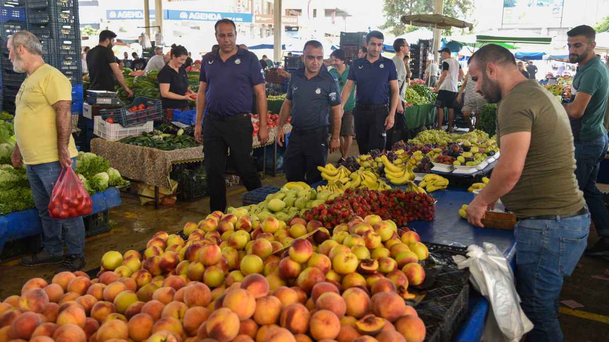 Antalya'da semt pazarlarında bağıran esnafa bin 295 TL ceza uygulanıyor
