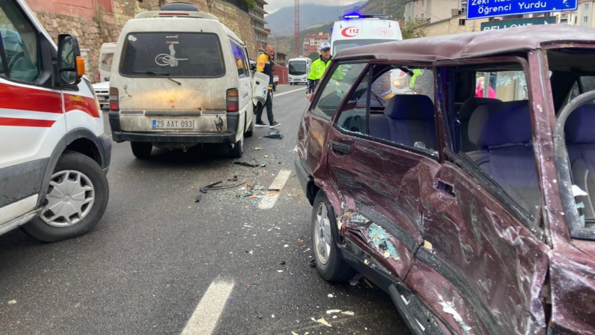 Gümüşhane'de korkunç kaza! 3 araç birbirine girdi