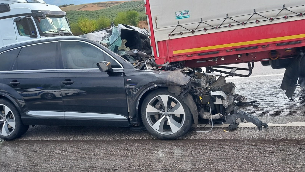 Osmaniye'de otomobil tırın altına girdi