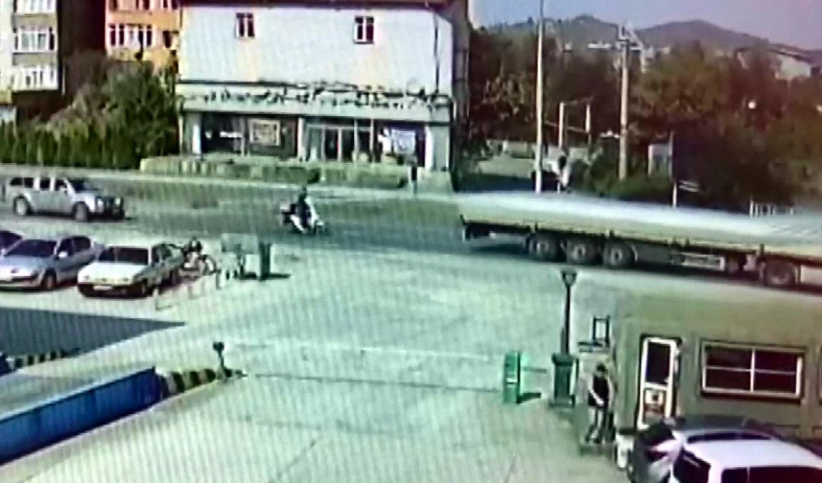 Zonguldak'ta geri manevra yapan tır motosikletliyi metrelerce sürükledi