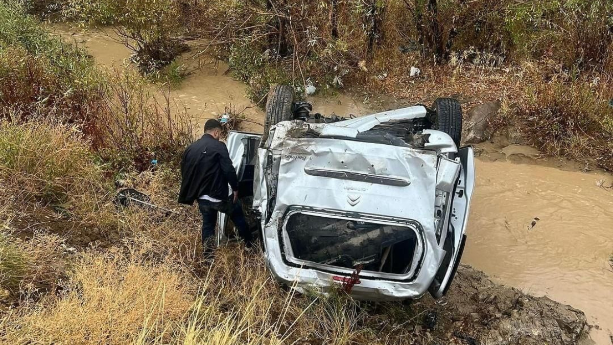 Hakkari'de köpekten kaçarken kaza yaptı: 2 yaralı
