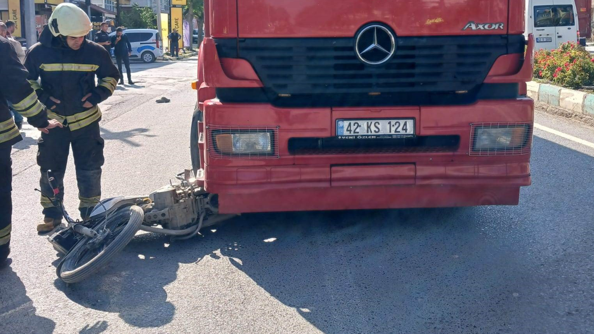 Konya'da kamyonun altına giren motosikletin sürücüsü can verdi