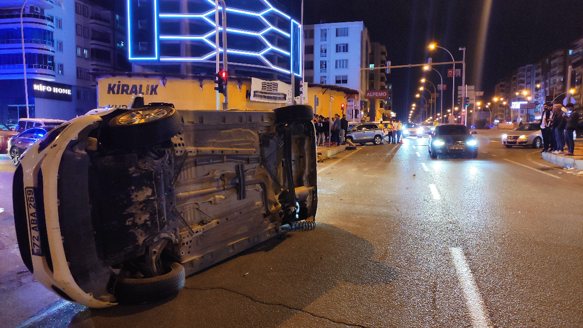 Batman'da araç takla attı: 1’i ağır 3 yaralı