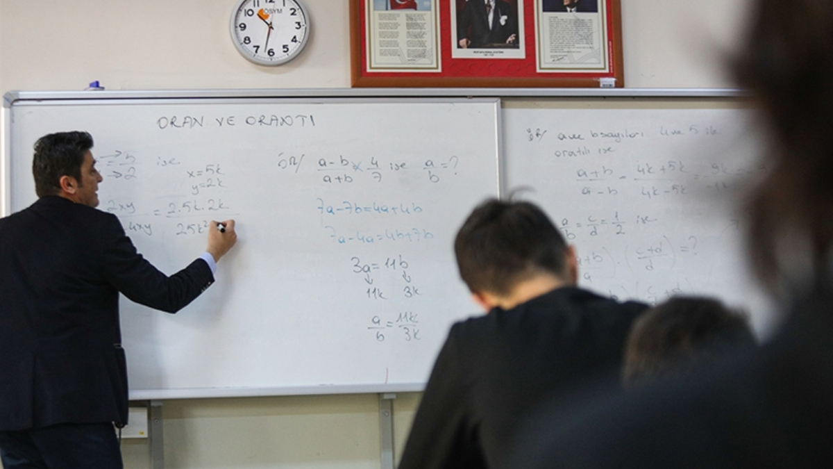 MEB açıkladı! Öğretmenlere çevrimiçi kariyer sınavı yapılacak