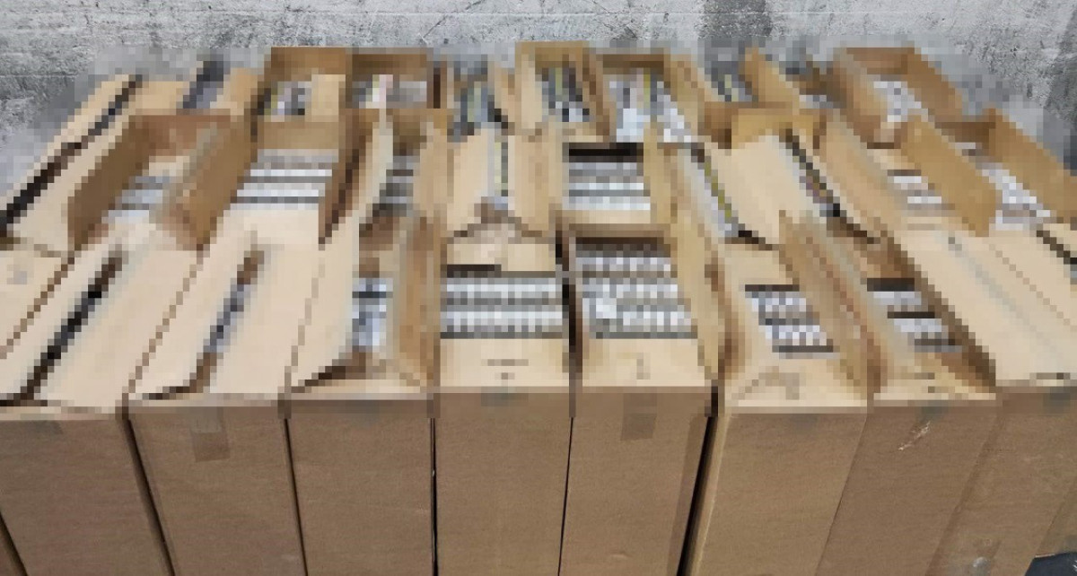 Edirne'de giyim kolileri arasına gizlenmiş 15 bin paket sigara buldu