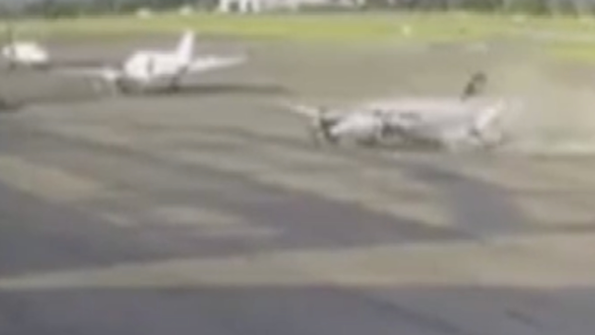 Brezilya'da uçak hangara daldı: 2 ölü