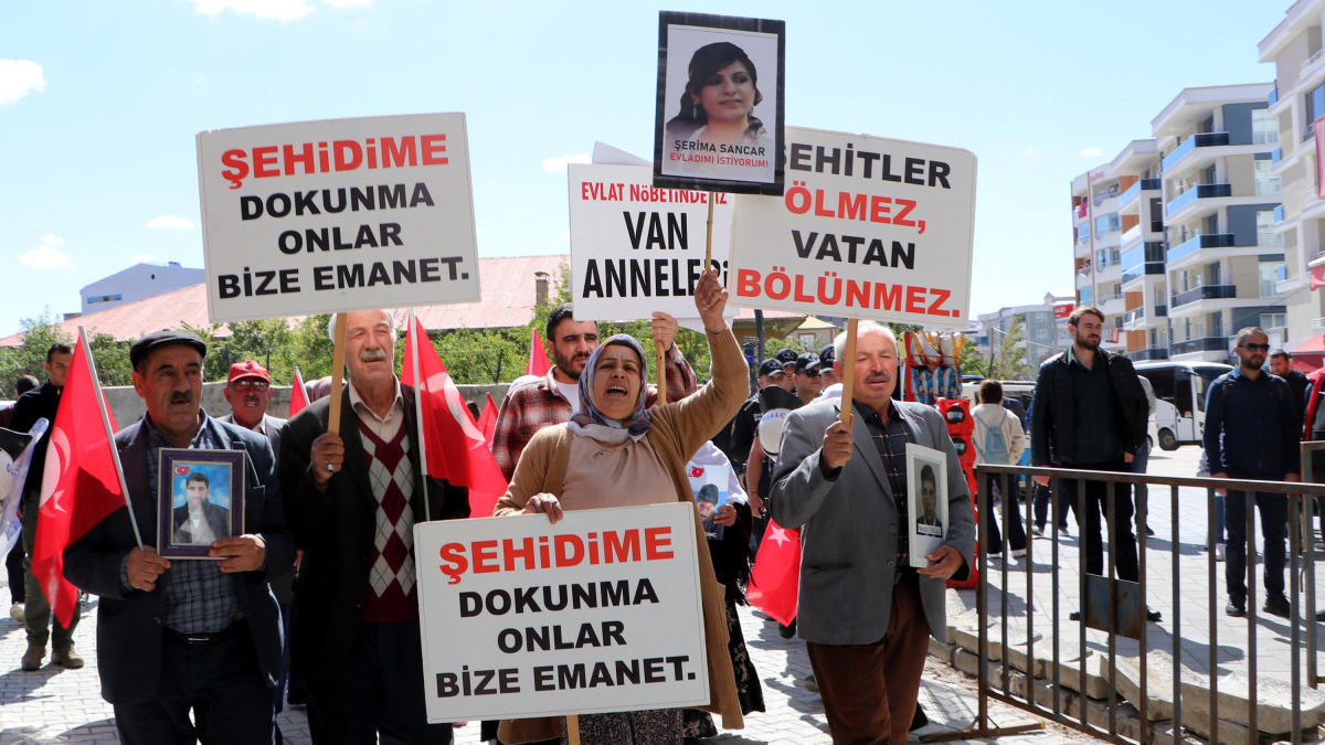 Van'da aileler evlat nöbetinde! '12 yıldır kokusuna hasret kaldım'