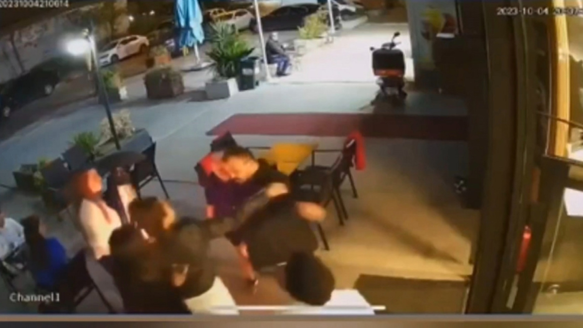 İstanbul'da kafede kendisini uyaranlara tekme tokat saldırdı