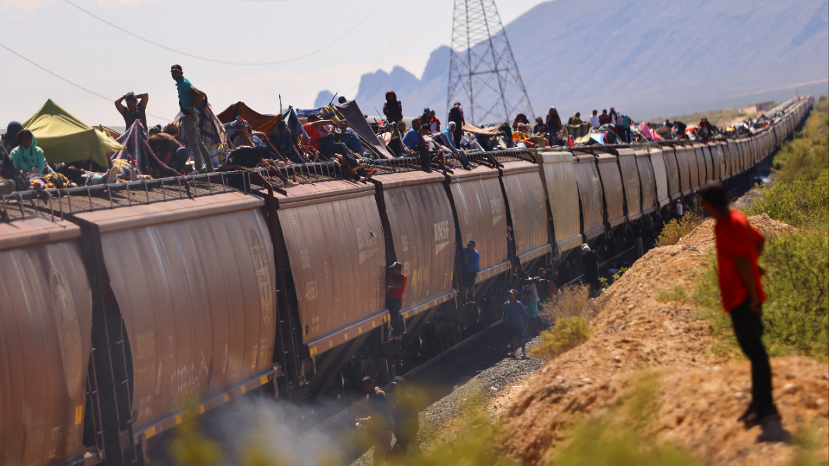 ABD'ye geçmek isteyen göçmenler, çareyi yük trenlerine binmekte buldu