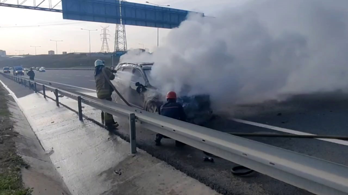 Sultangazi'de alevlere teslim olan otomobilden son anda kurtuldular