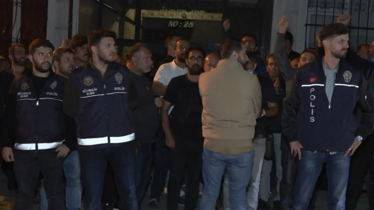 İBB çalışanlarından sendika binası önünde protesto