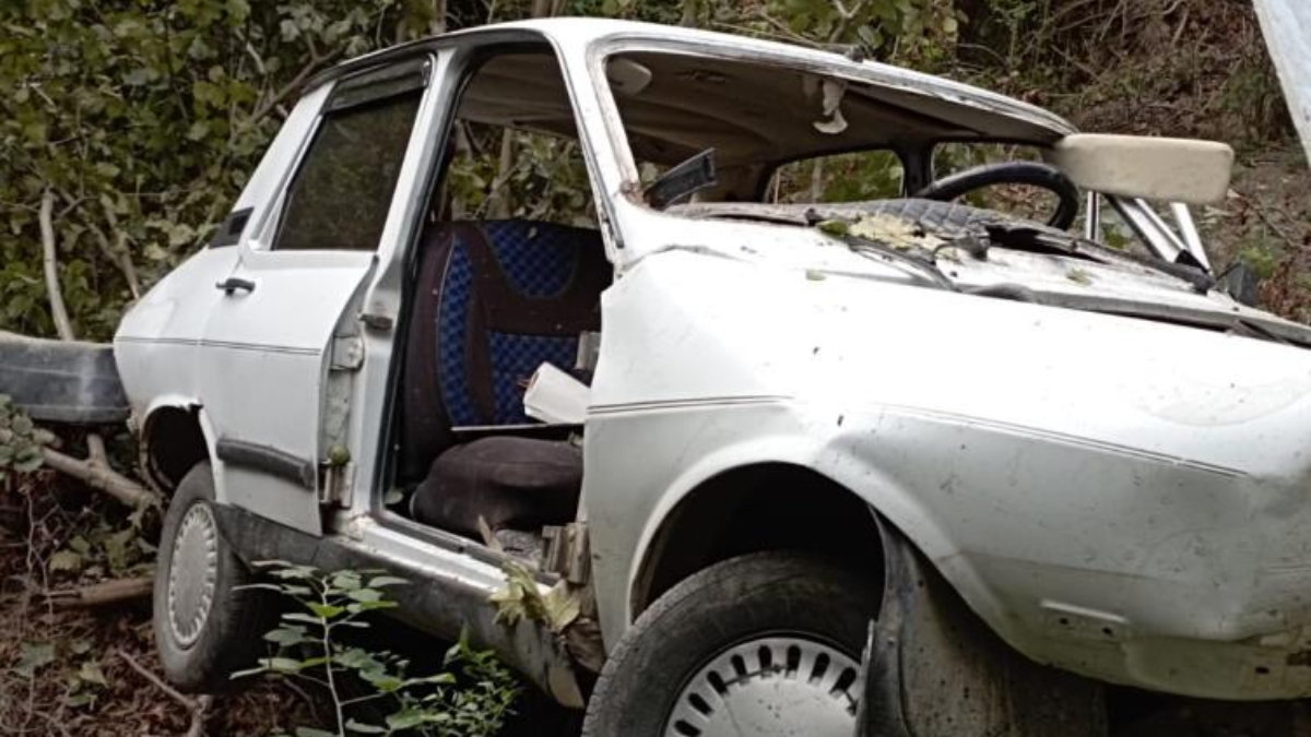 Osmaniye'de 30 metrelik uçurumdan yuvarlanan otomobildeki 2 kişi yaralandı