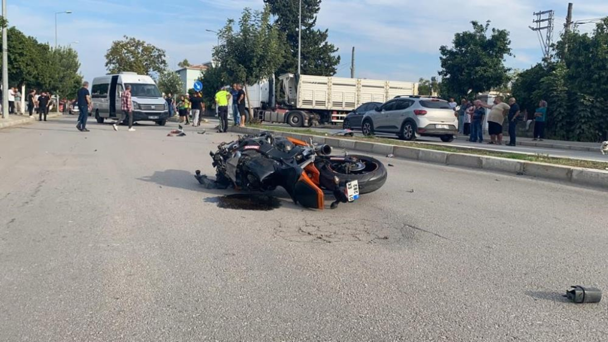 Adana'da minibüsle çarpışan motosikletteki 2 kişi can verdi