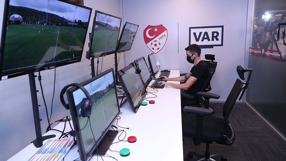 TFF'den tartışmaları bitirmeye yönelik hamle: Artık VAR hakemlerini de yapay zeka atayacak