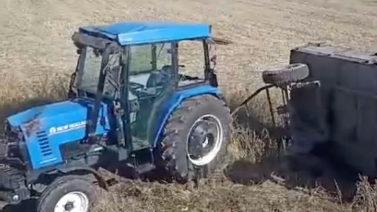 Ağrı'da devrilen traktörün altında kalan sürücünün durumu ağır