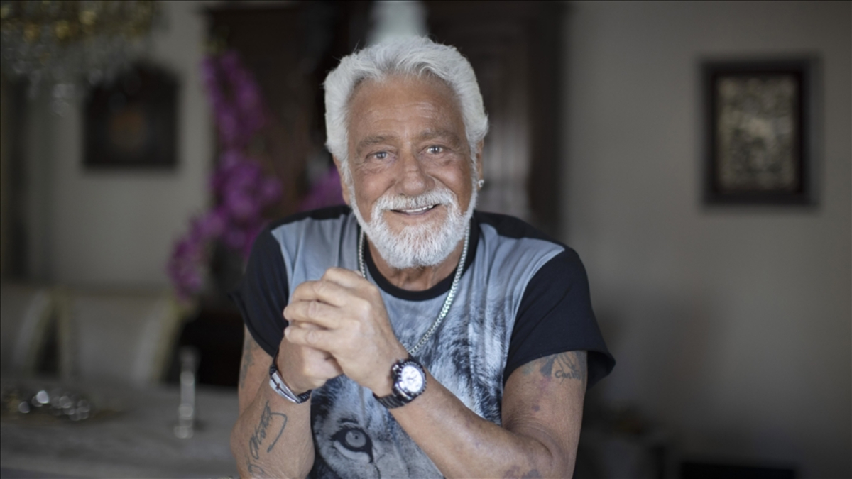 Şarkıcı Fedon denize atladı: 'Ben yaz bitti demeden bitmez'