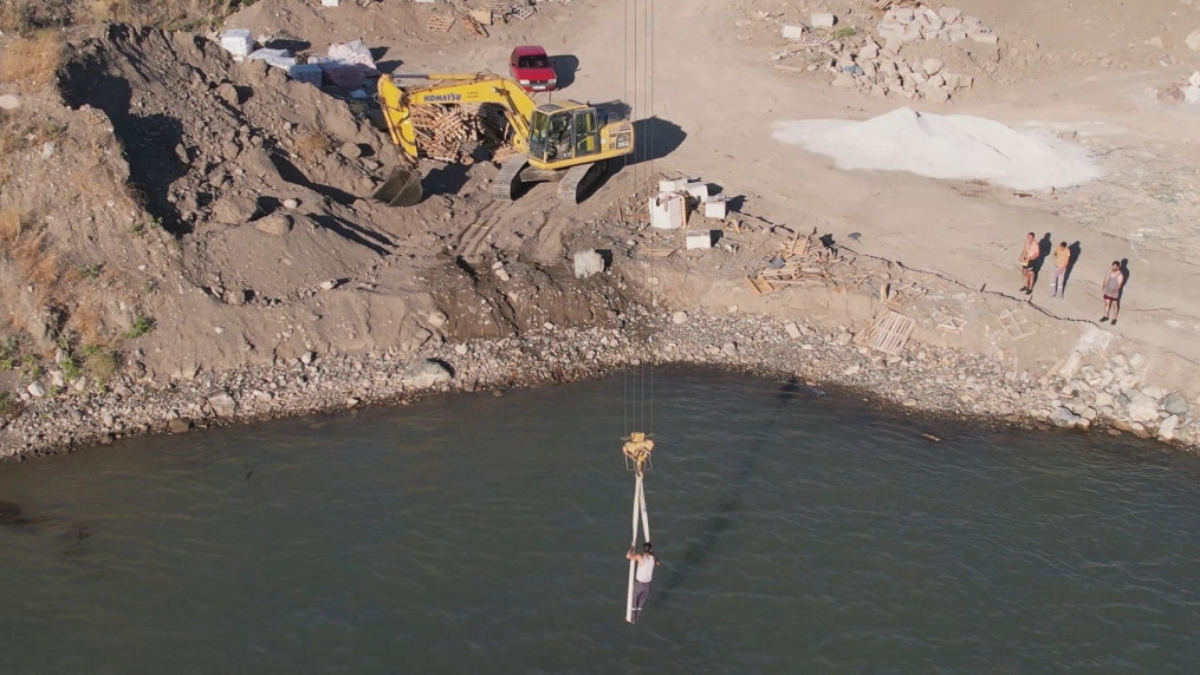 Ankara'da işçiler vinçle sörf yaptı: Tehlikeli anlar kameraya yansıdı