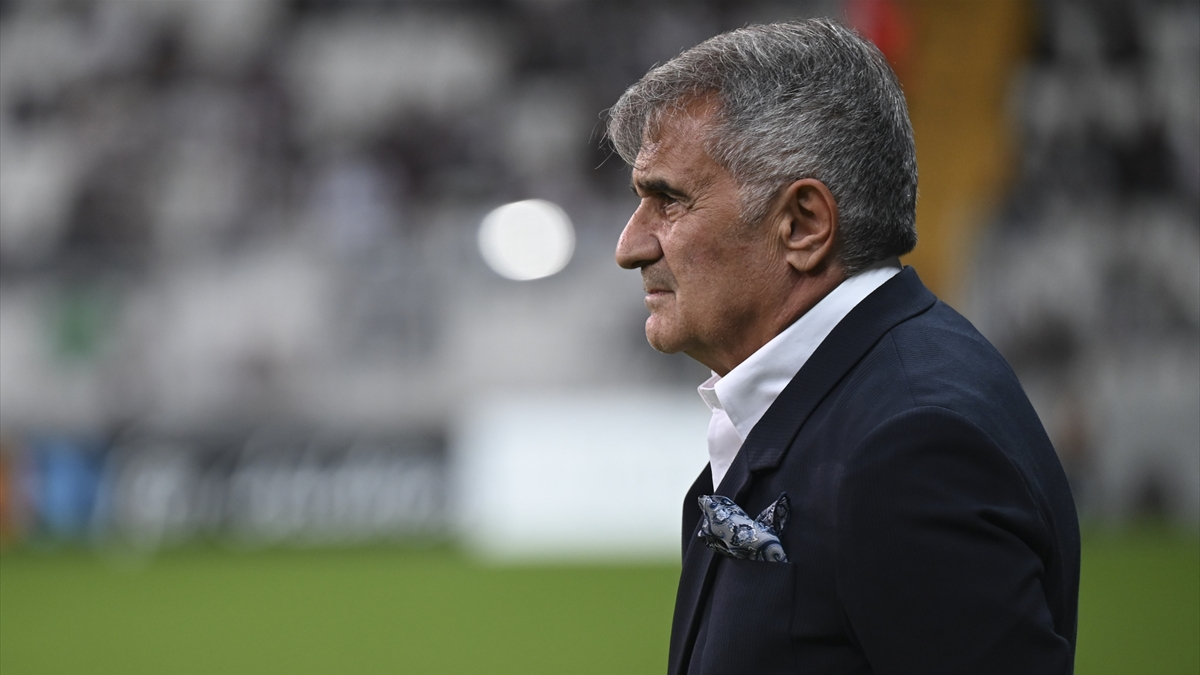 Şenol Güneş, futbolcular ve teknik heyetle vedalaştı