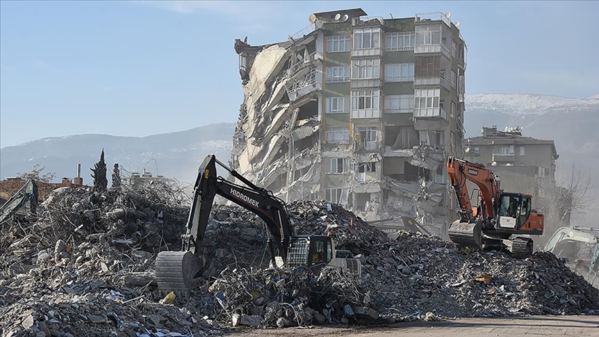 Erem Şentürk: Deprem bölgesinde devleti soyanlara her şey haktır