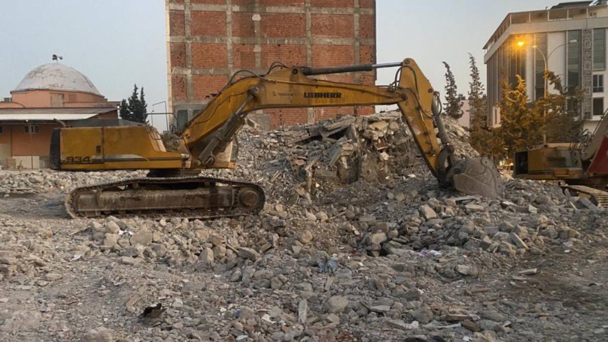 Kahramanmaraş'ta yıkım çalışması esnasında işçi ekskavatörün altında kaldı