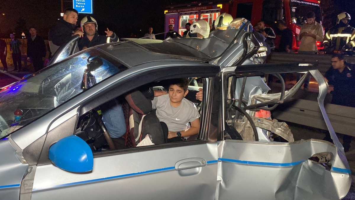 Kocaeli'de tır, otomobili kağıt gibi ezdi: 1'i çocuk 5 yaralı