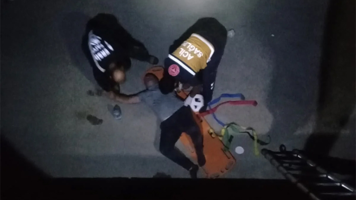 Mersin'de aracındaki arızayı kontrol etmek isteyen şahıs menfeze düştü