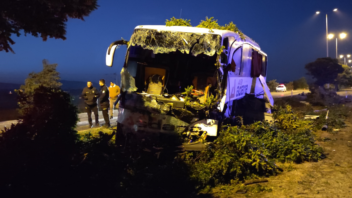 Kayseri'de yolcu otobüsü aydınlatma direğine çarptı: 16 yaralı