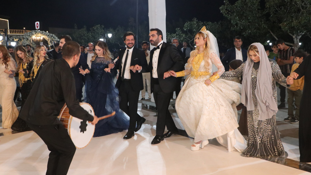 Aşiret düğününde takı yarışı! Şanlıurfa'da geline 4 kilo altın takıldı