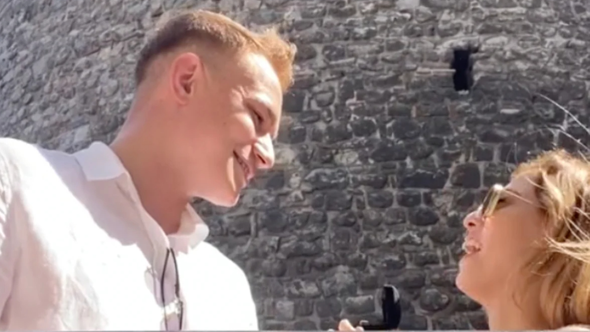 İstanbul'da genç kız erkek arkadaşına evlenme teklifi etti! Eee cevap vermedin...