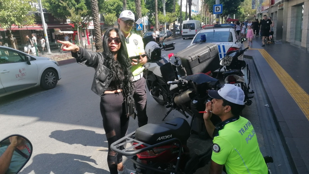 Antalya'da ceza yazılan kadın sürücü polislere taşkınlık çıkardı