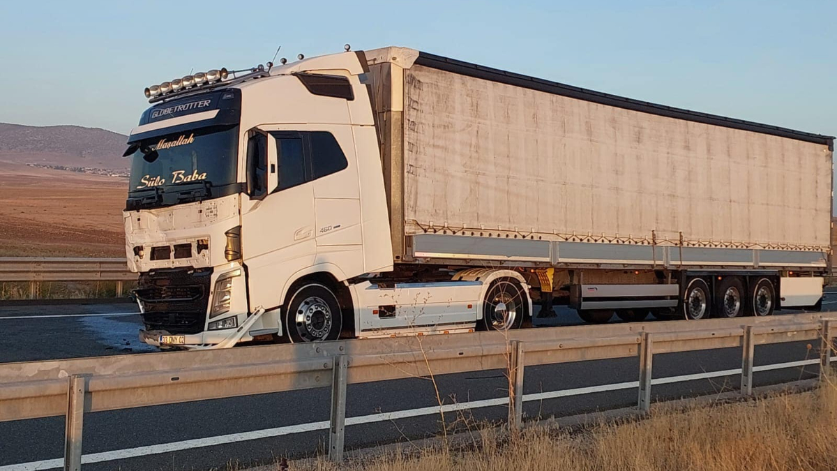 Aksaray'da tır, otomobile arkadan çarptı: 2 ölü