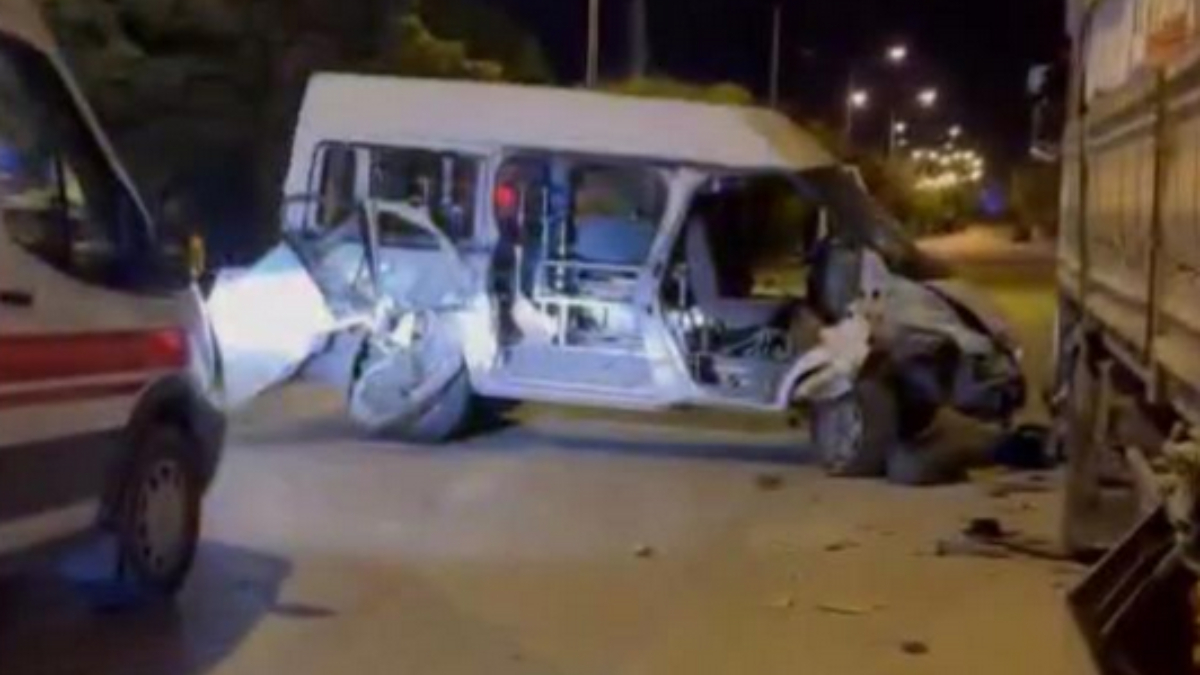 Elazığ’da minibüs park halindeki kamyona çarptı: 1 yaralı