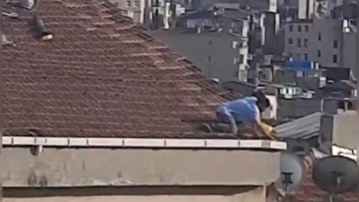 Beyoğlu'nda ölümle burun buruna çatı tamiri