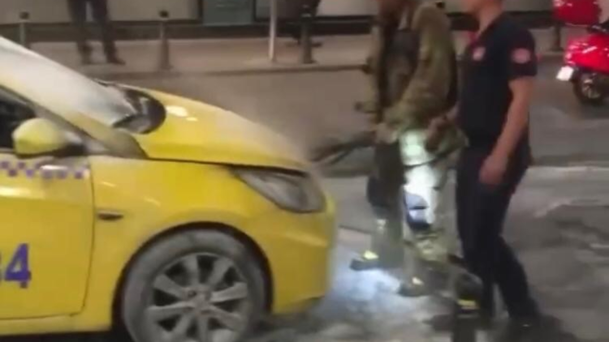 Kağıthane'de ilerleyen taksi alev aldı