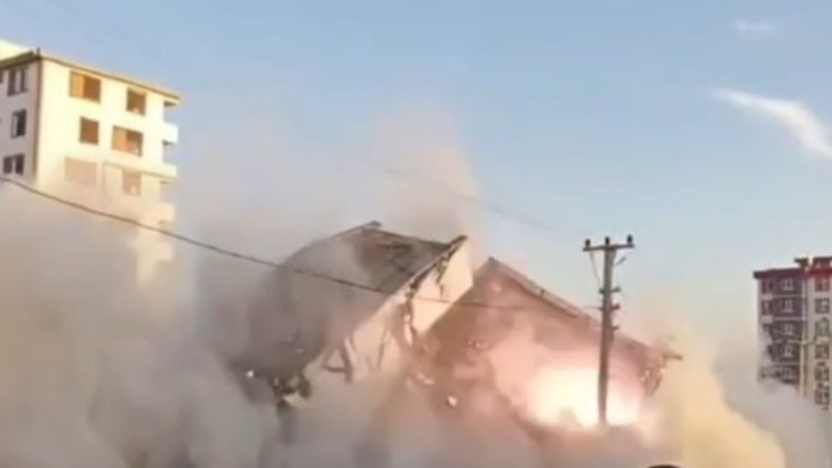 Kahramanmaraş'ta kontrollü yıkım! Hasarlı bina elektrik direklerinin üzerine düştü...