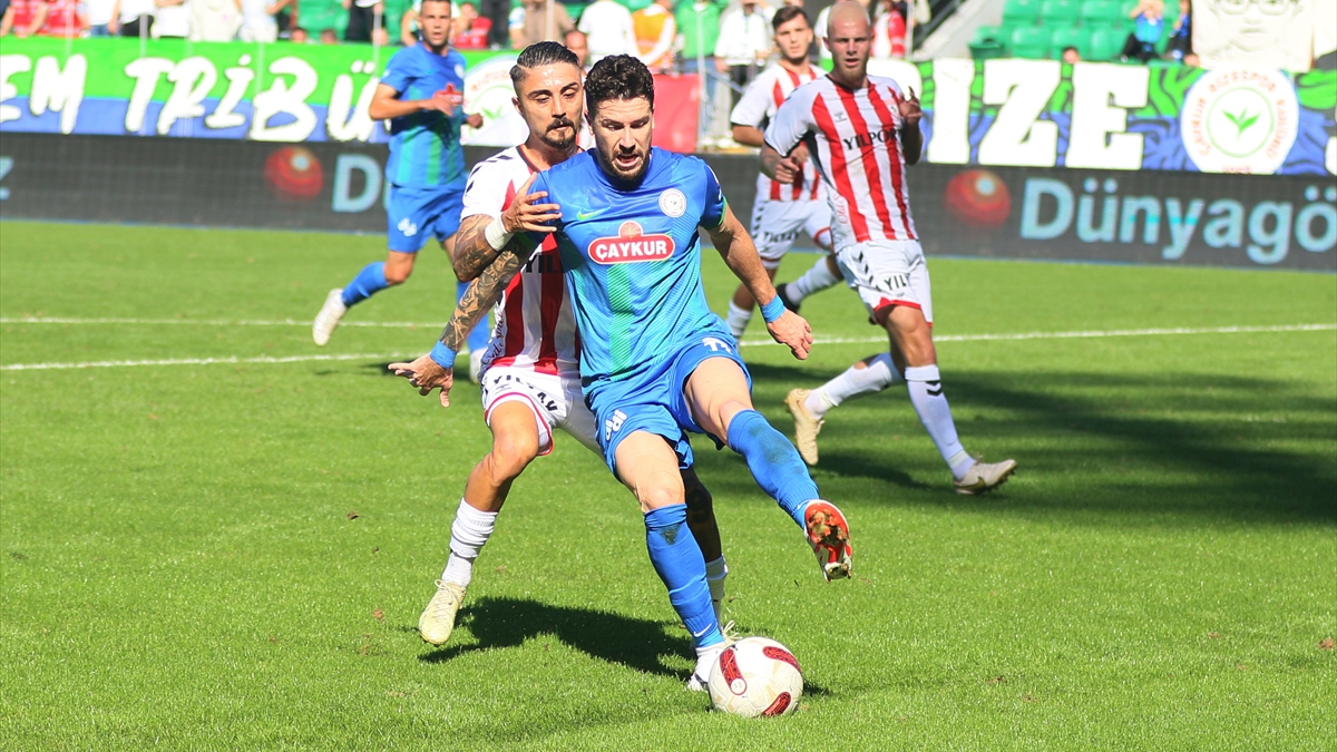 Rizespor 10 kişi kaldığı maçta Samsunspor'u tek golle geçti