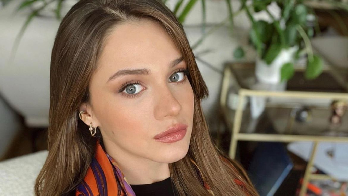 Miray Daner bacak dekoltesiyle şov yaptı! Kullanıcılar akın ediyor "Hazine mübarek"
