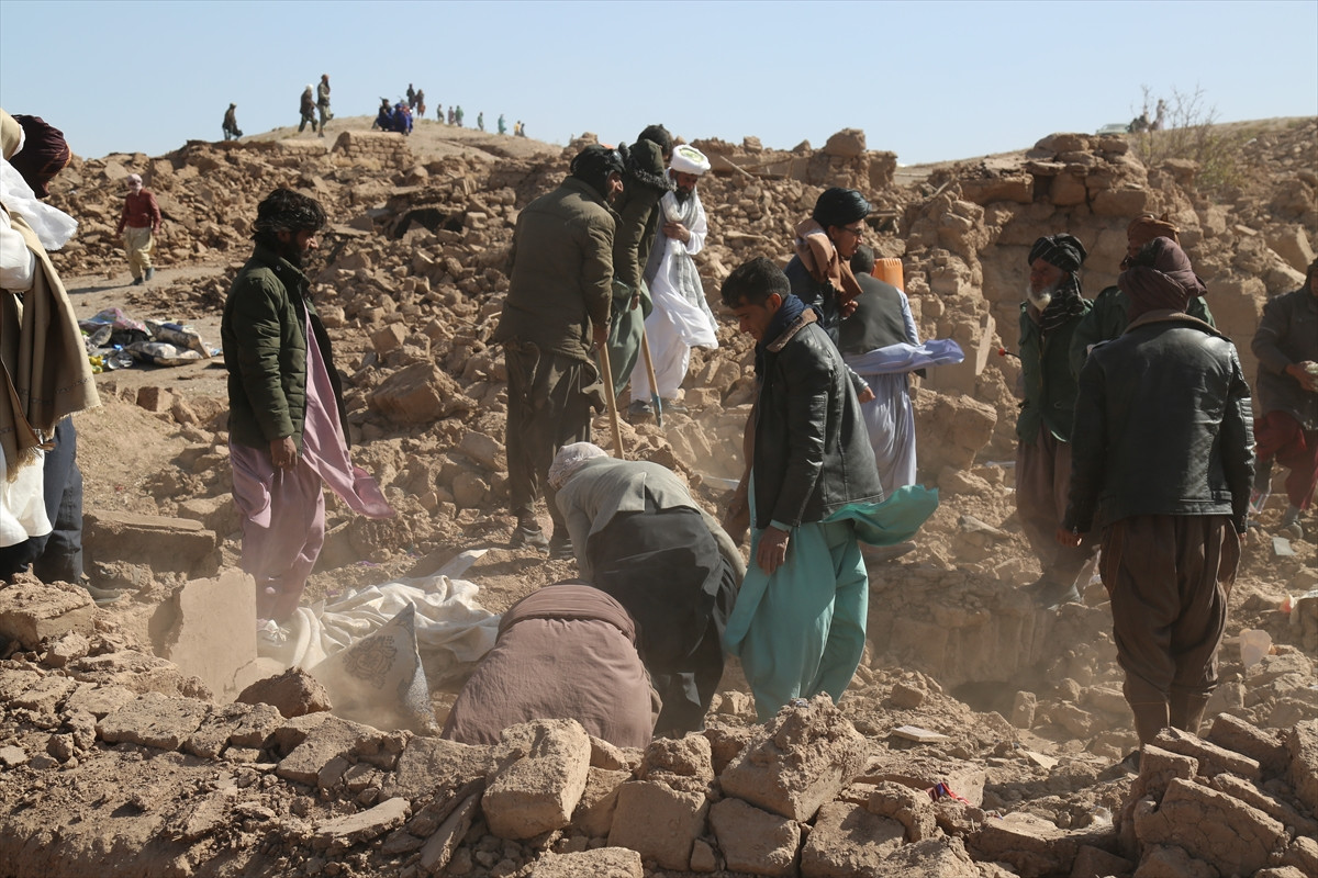 Afganistan’daki deprem can kaybı 2 bin 400’e yükseldi